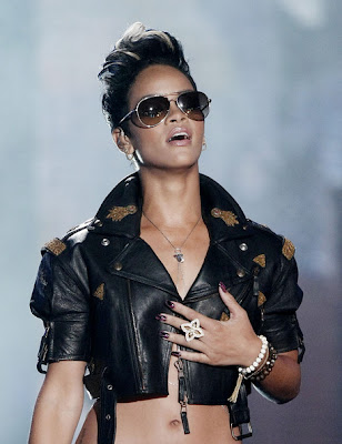 rihanna haircut 2007. rihanna haircut. rihanna haircut 2007.