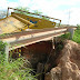 Buraco perto da Ponte JK cresce a cada dia. Buraco perto da Ponte JK cresce a cada dia.