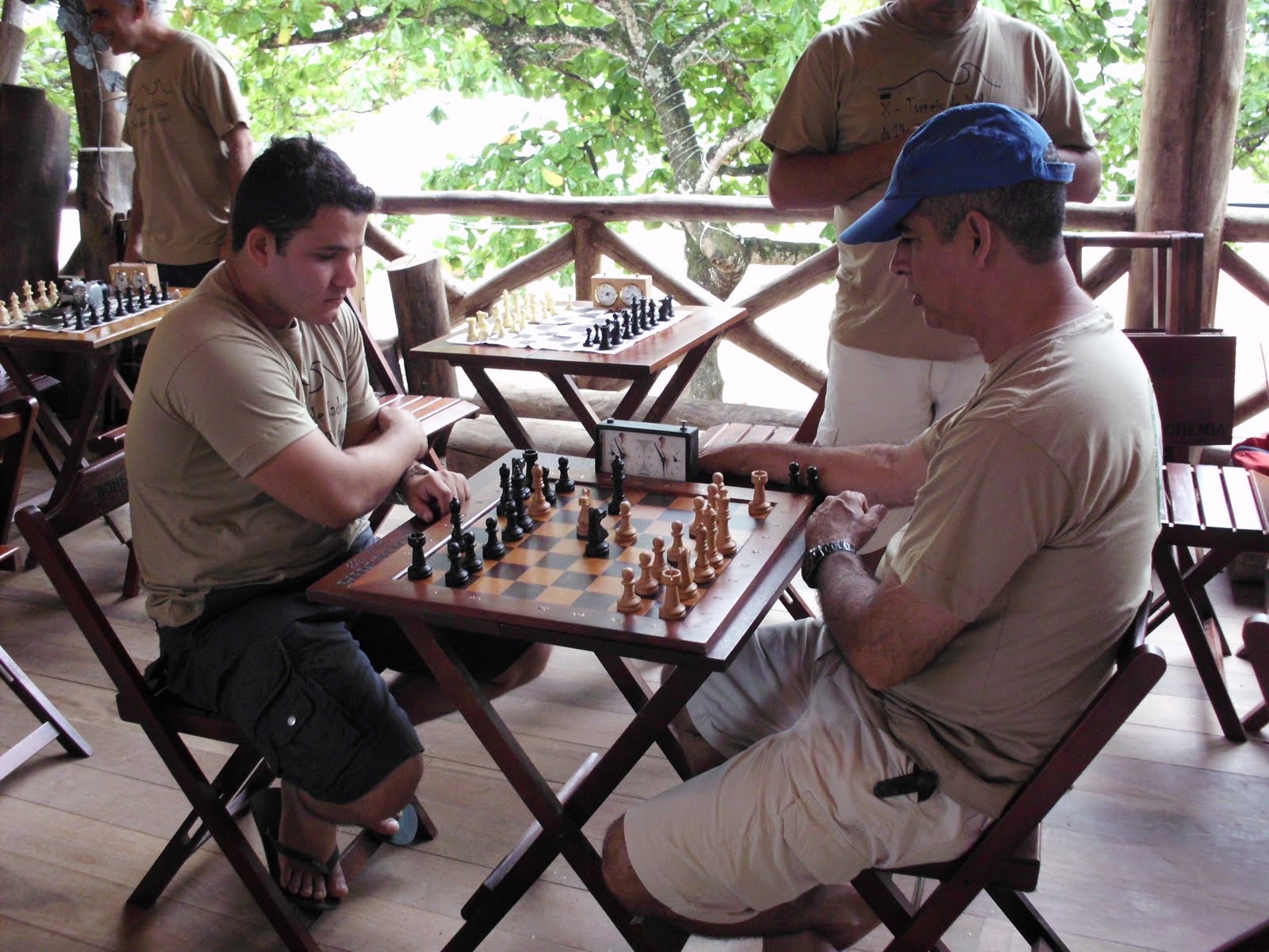 Estudantes participam de simultânea com grande mestre do xadrez Rafael  Leitão 