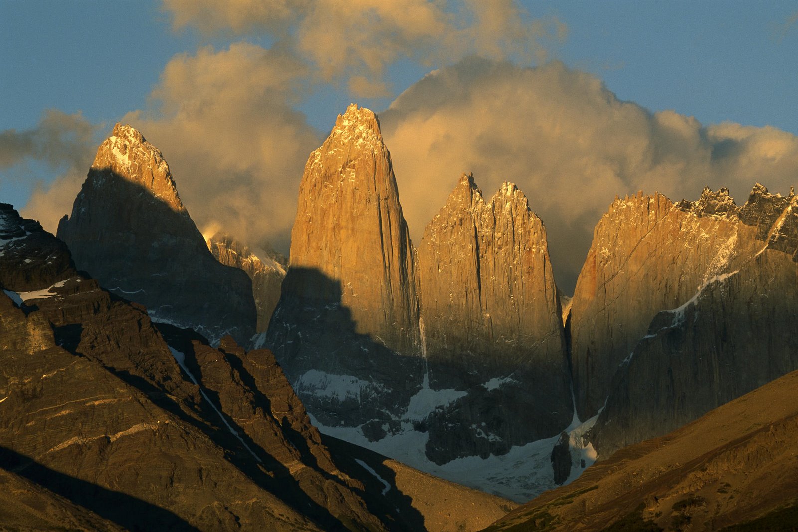 [Peaks+at+Sunrise,+Torres+del+Paine,+Patagonia,+Chile+©+Arndt+-+Minden.jpg]