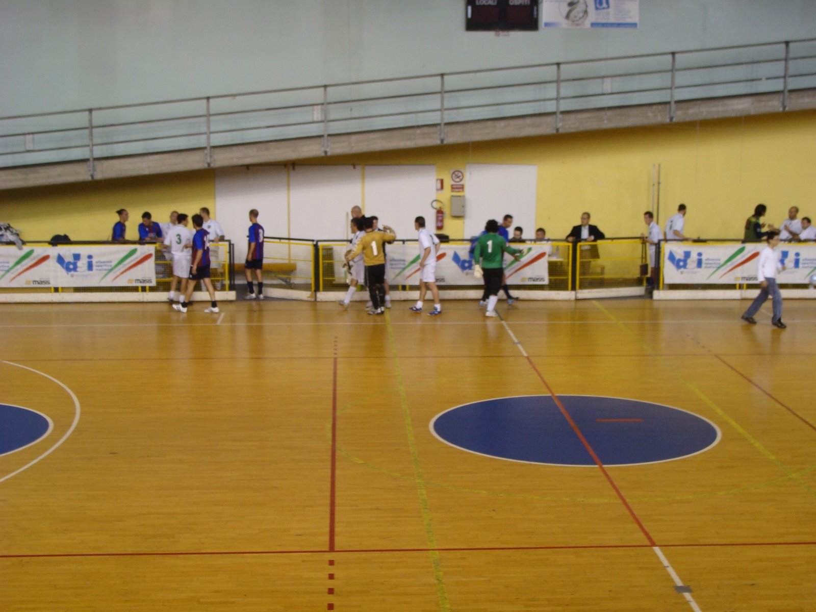[(13)ci+si+appresta+all'evento.JPG]
