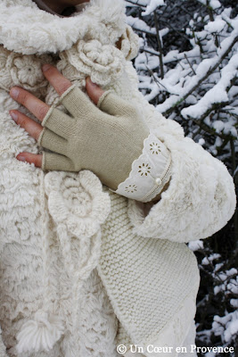 Mitaine agrémentée de broderie anglaise