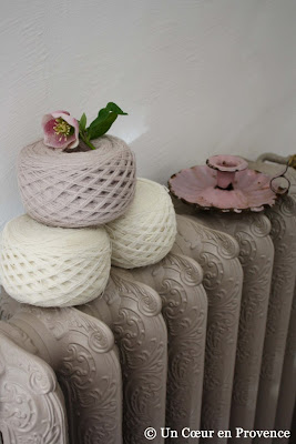 Pelotes de laine posée sur un vieux radiateur en fonte