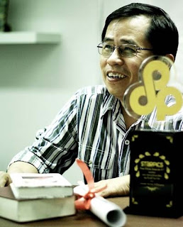 Somkiat with his best screenplay award. Photo from Deknang.