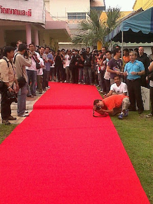 The press photographs Joei and crew's walk up the red carpet. Photo via Twitpic by Chaisri.