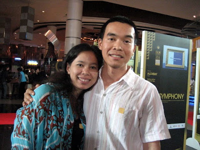 Uruphong and his wife Naowares Chaonampad celebrate the $100,000 win.