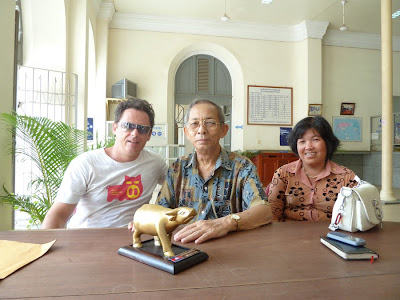 Jason Rosette presents Yvon Hem with the Grabay Meas (Golden Buffalo) for his film Shadow of Darkness.