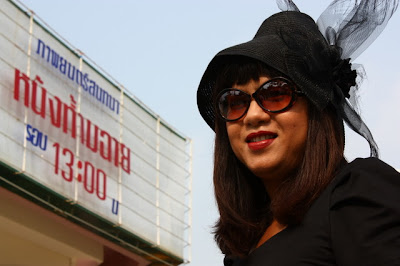 Tanwarin Sukkapisit at the Thai Film Archive's Sri Salaya theatre on December 10, 2010, in front of the marquee saying it's showing The Banned Film at 1pm.