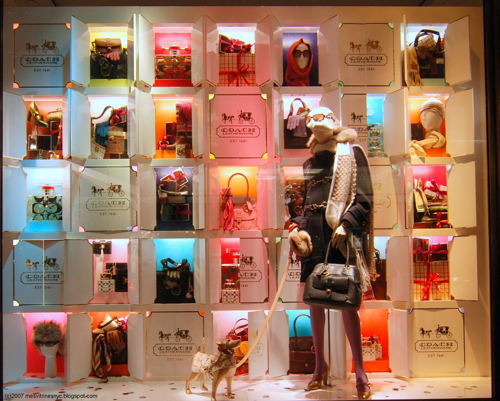 MesVitrinesNYC Les calendriers ou armoires de Noël…