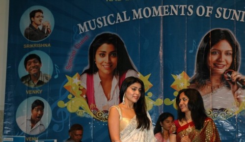 [Shriya-Saran-at-Musical-moments-of-Sunita-in-NJ-1-499x289.jpg]