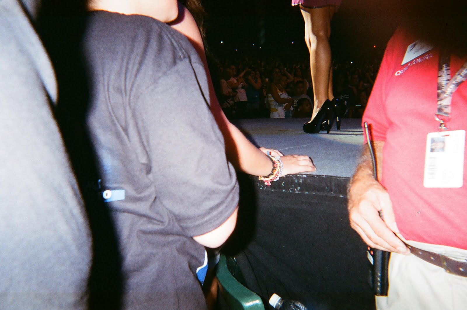 http://4.bp.blogspot.com/_KuaAihD4oVk/TIhcss4zkKI/AAAAAAAANwc/vOZApHg_yD0/s1600/demi-lovato-shoes.jpg