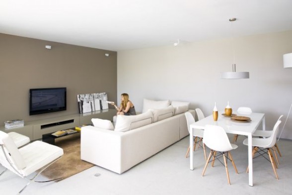 [the-square-house-livingroom-interior-design-2-588x392.jpg]