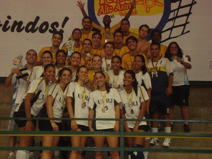Equipe de voleibol nos naipes MASC e FEM da UFRJ marcaram presença na premiação do Torneio de Minas