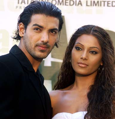 http://4.bp.blogspot.com/_L2xQX5qyQlw/SD8IB6ozU0I/AAAAAAAAOl4/kog_x31hM2s/s400/bipasha-basu-and-john-abraham-.jpg