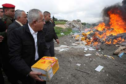 Салах Файад сжигающий израильский сыр
