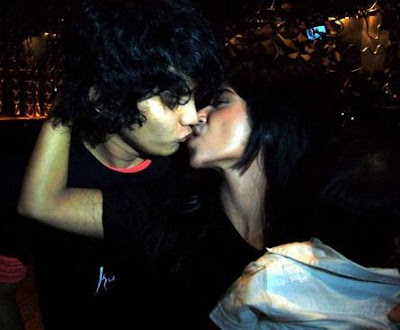 http://4.bp.blogspot.com/_LBiBm3RTkQQ/Sgss4CXCEyI/AAAAAAAADnM/oHj3lWVkvpQ/s400/ciuman_dewi_persik.jpg