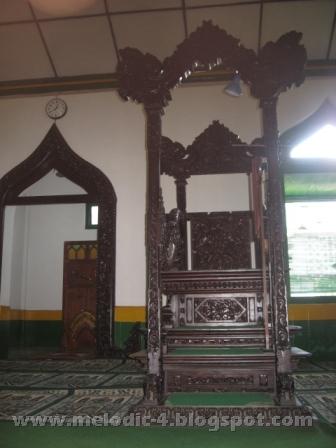 The Royal Mangkunegaran Mosque of AlWustho Beyond the Calligraphy