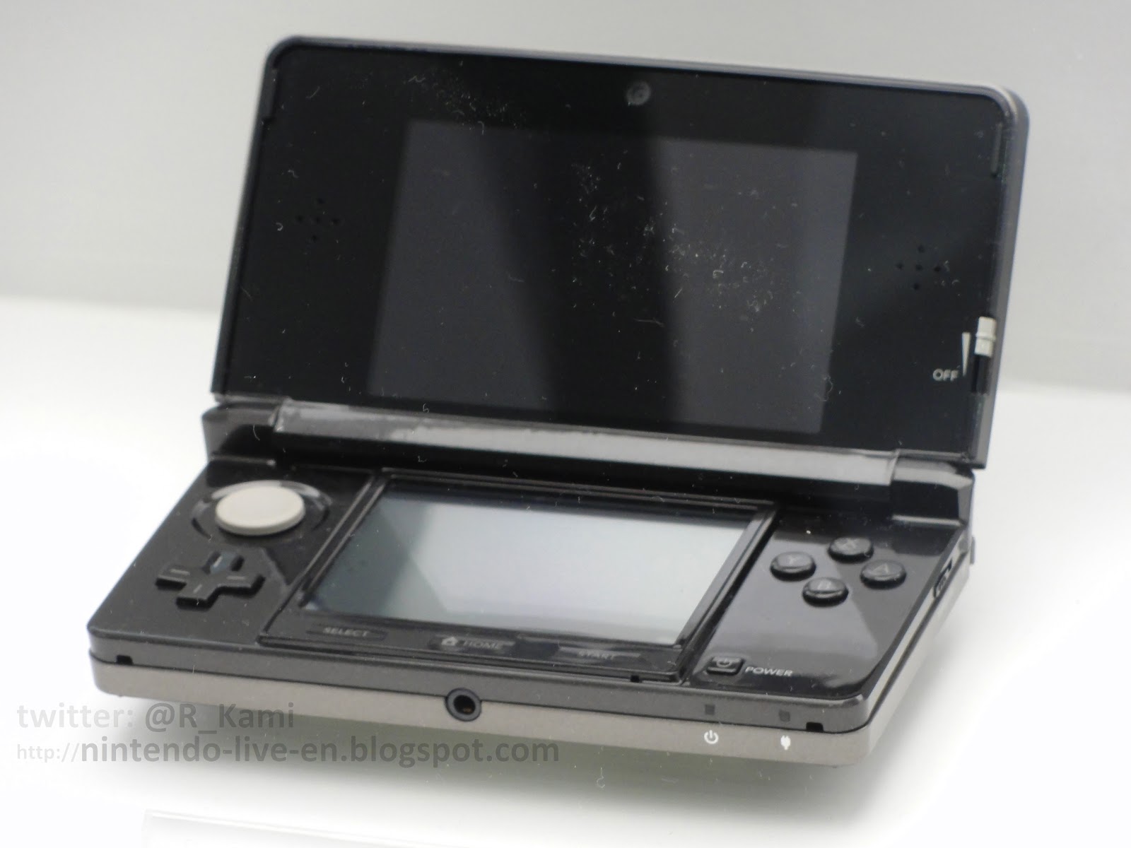 Nintendo World 2011 3DS Coverage Pictures of the 3DS, 3DS cards