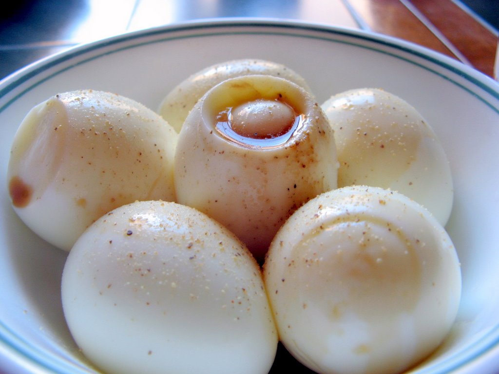 [hard+boiled+eggs-copyright-2008-nathan+lau.jpg]