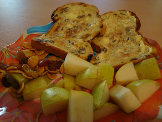 Toasted bread with sliced fruit on plate