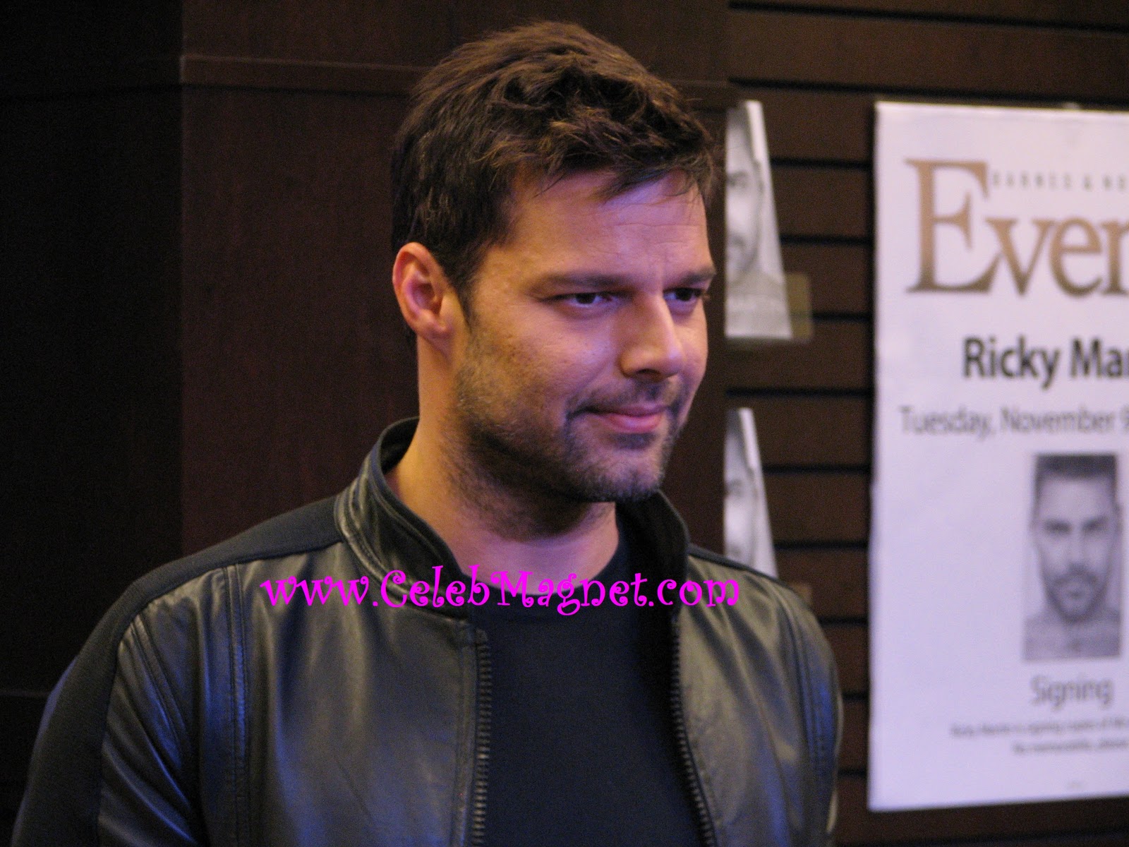 http://4.bp.blogspot.com/_LQQ5FS2UDbY/TNpGeUcmEgI/AAAAAAAACx0/Eu0CMchEMSI/s1600/Ricky+Martin+Book+Signing+Grove+7.jpg