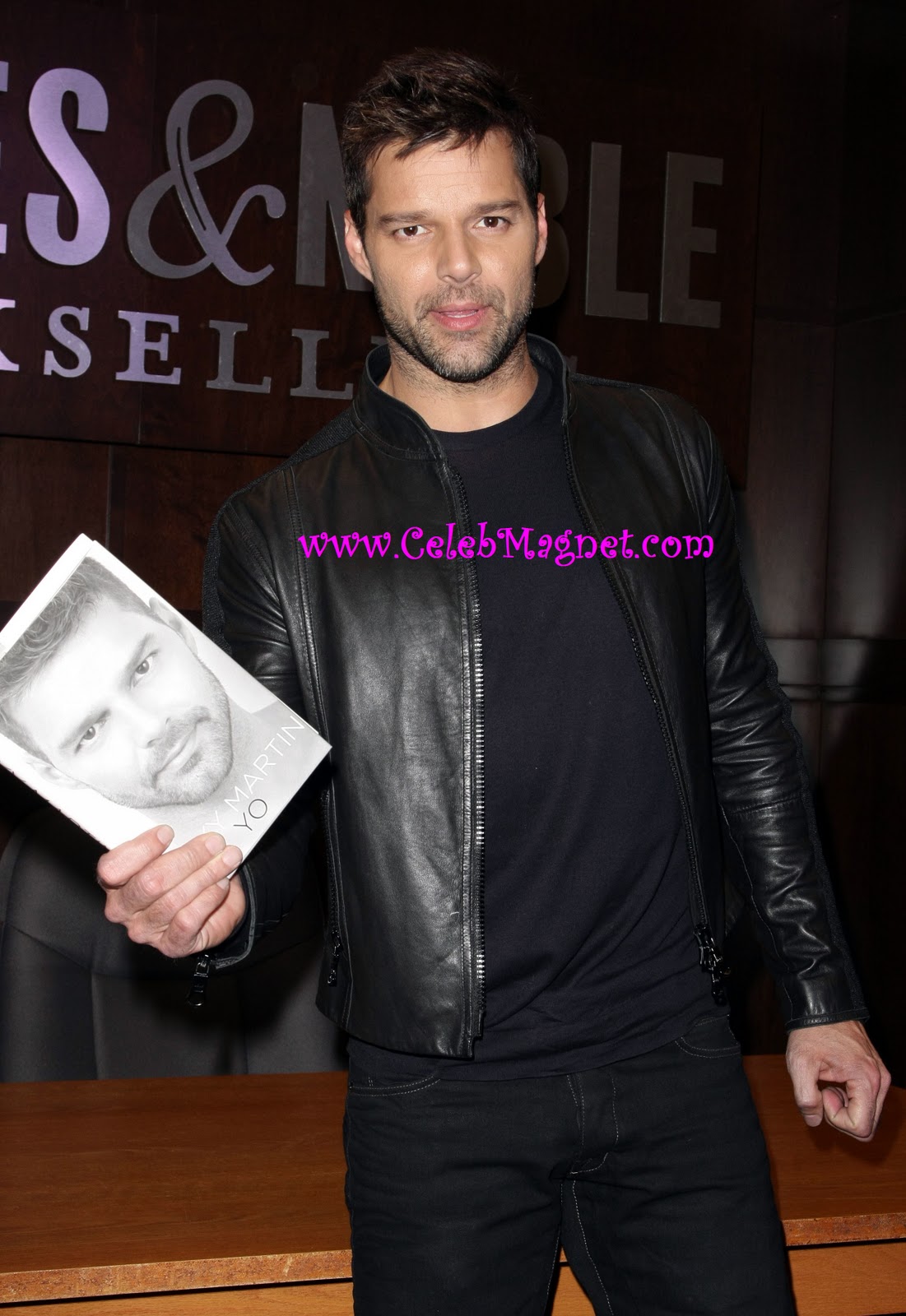 http://4.bp.blogspot.com/_LQQ5FS2UDbY/TNr95DYrIEI/AAAAAAAACzY/1Ei8gAEFxUw/s1600/Ricky+Martin+Me+Book+Signing+4.jpg