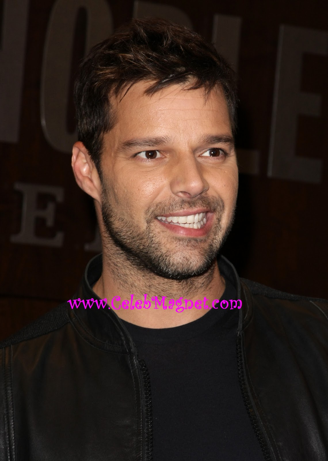 http://4.bp.blogspot.com/_LQQ5FS2UDbY/TNr9R_4AvBI/AAAAAAAACzU/Tpnq20GtGlo/s1600/Ricky+Martin+Me+Book+Signing+2.jpg