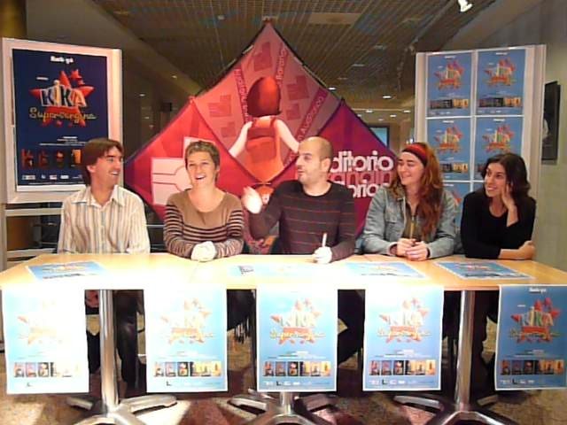 [kika+superbruja+rueda+de+prensa.JPG]
