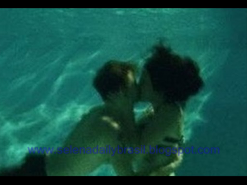 http://4.bp.blogspot.com/_LRnu03XYXaE/TVL271xftJI/AAAAAAAAAVc/dwpeGQMsb3s/s1600/selena_justin_kiss.jpg