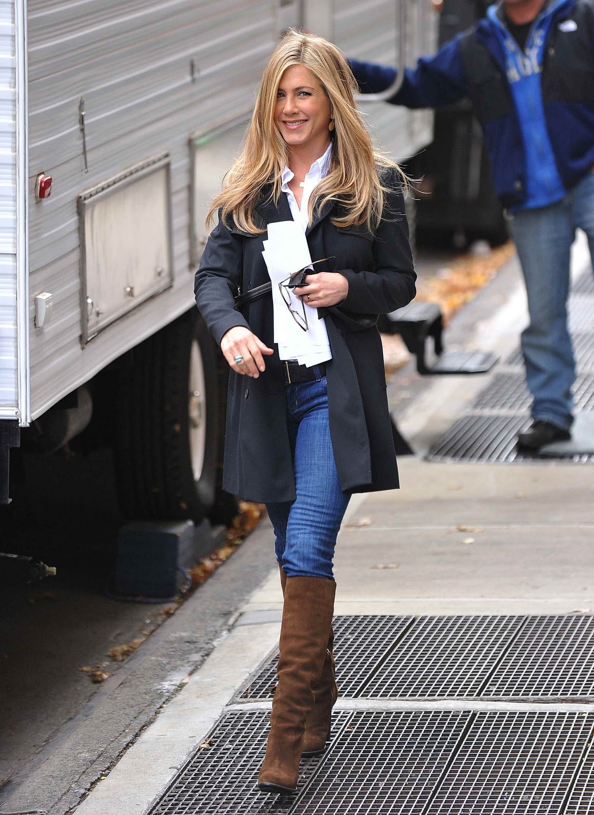 http://4.bp.blogspot.com/_LRzFEyAOGAA/TShjRnXQsNI/AAAAAAAAEUI/yGInK6Tmi1Q/s1600/73815_by_mah0ne_Jennifer_Aniston_On_The_Set_Of_Wanderlust_In_New_York_18.12.10_021_122_354lo.jpg