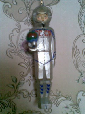juguete en madera de yuri gagarin