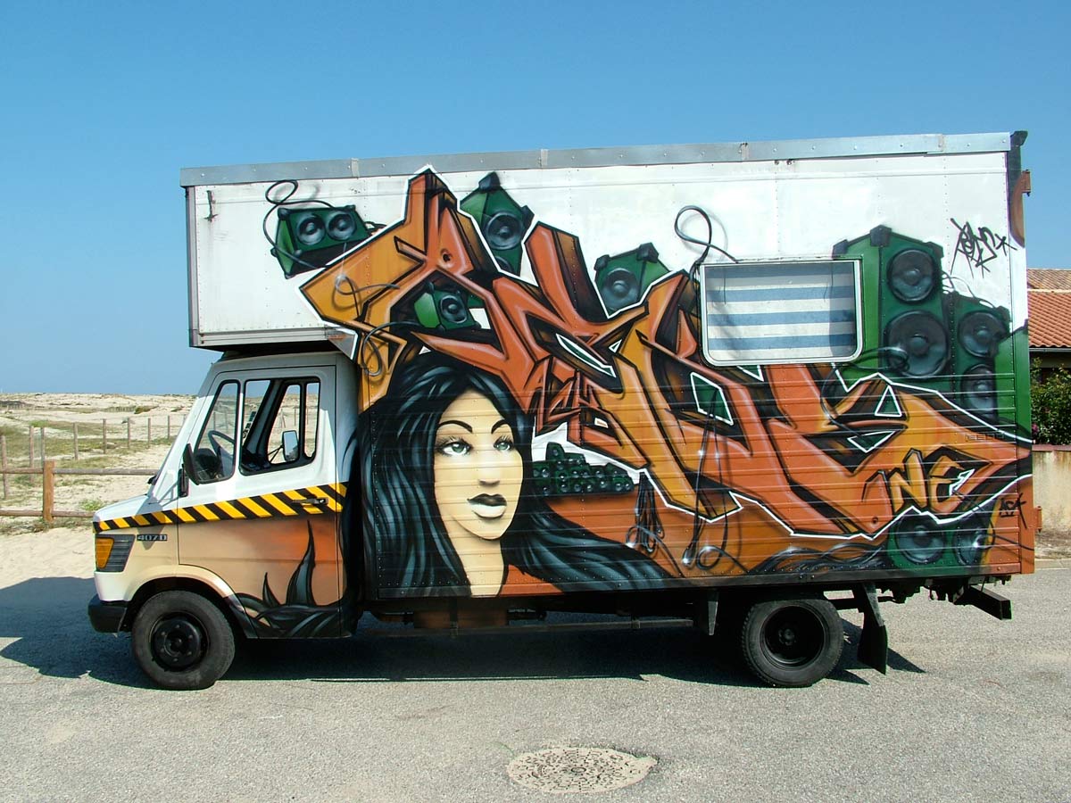 http://4.bp.blogspot.com/_LYNVGEXliZ4/TSbpUnS180I/AAAAAAAAA28/eZnFifERXSU/s1600/Graffiti+Characters+Girls+on+Cars.jpg