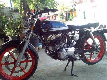 motor honda cb 100 saya tertarik dengan motor lawas ini title=