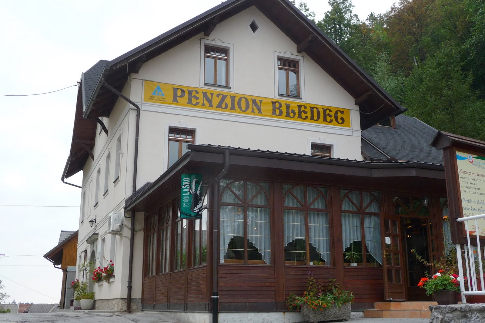 [41青年旅館的餐廳.jpg]