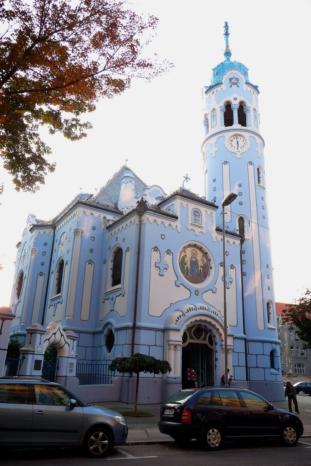 [新娘禮車來回繞行四五次，我們仍熱烈捧場。.jpg]