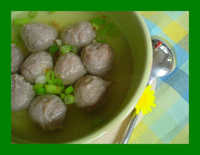 yang satu ini sudah pasati populer siapa juga yng tidak tau masakan ini alasannya ialah hampir se Resep Masakan Bakso - Menu Bakso