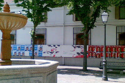 Carteles electorales en Villaviciosa de Odón
