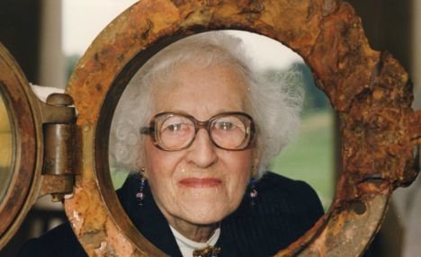 [millvina+dean+locket.jpg]