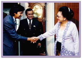 Ikang Fawzi bersama Ibu Tien Soeharto