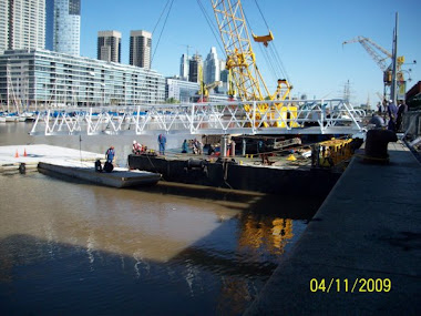 momento del montaje de la nueva planchada para el YACHT CLUB PUERTO MADERO