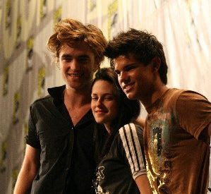 http://4.bp.blogspot.com/_LslRj7myagU/SanTGLcM1uI/AAAAAAAAAVw/C_CW4lKuQrw/s320/twilight-jacob-bella-edward-crepusculo-comicon.jpg
