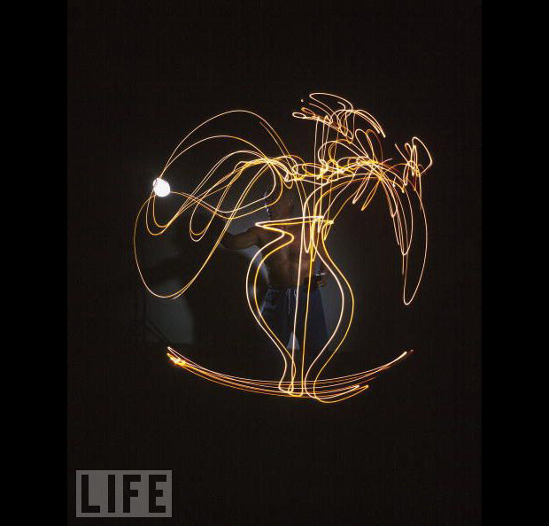 [picasso-drawing-with-light-3.jpg]