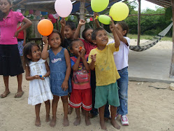 NIÑOS QUE ESPERAN SU REGALO