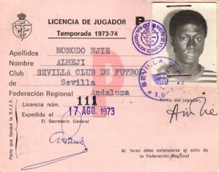 Doentes por Futebol - Alhaji Momodo Njie, popularmente conhecido como Biri  Biri, foi o primeiro jogador negro a vestir a camisa do Sevilla, entre 1973  e 1978, jogando 99 partidas e marcando