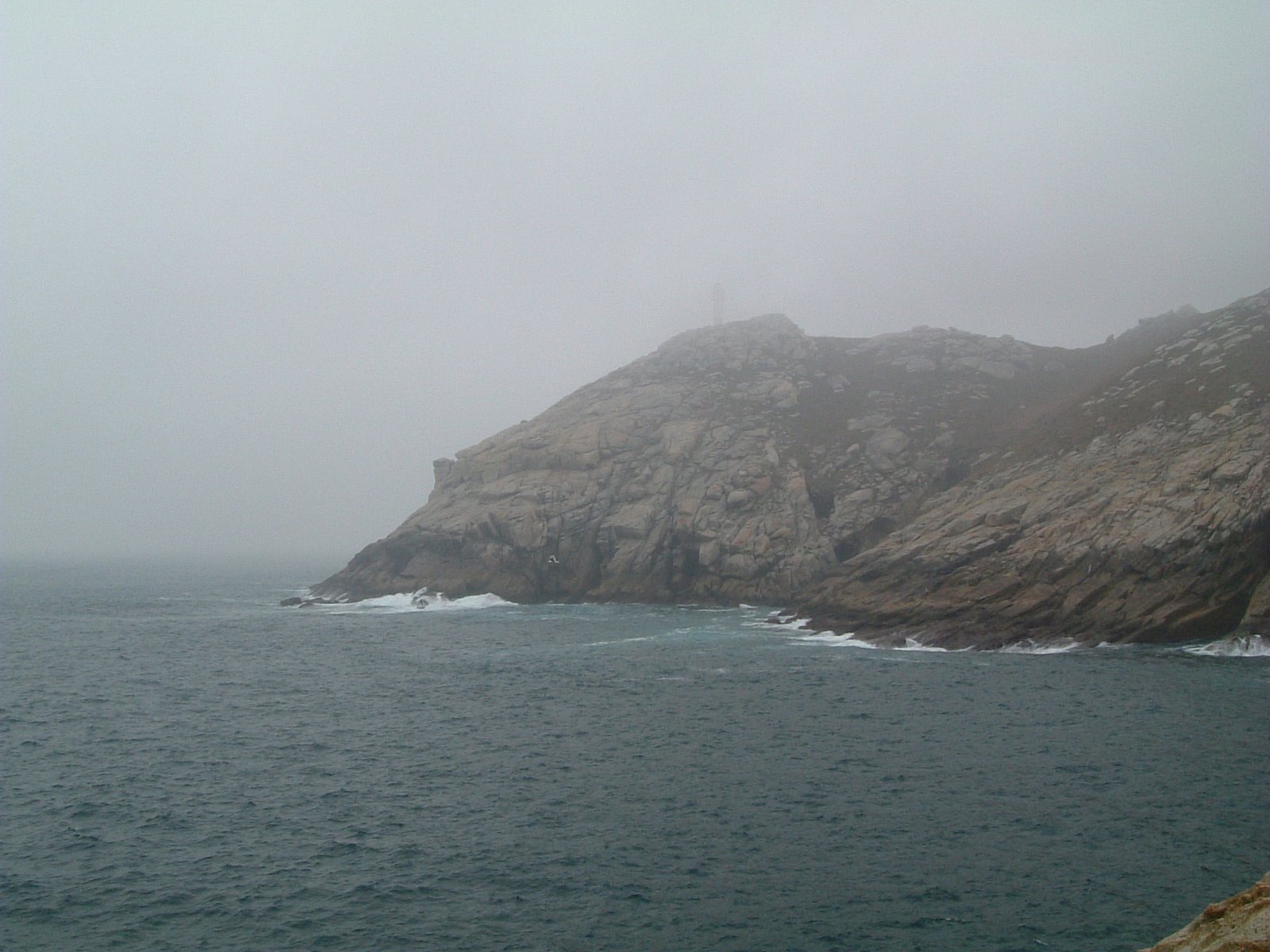 [faro+roncadoira+con+niebla.JPG]