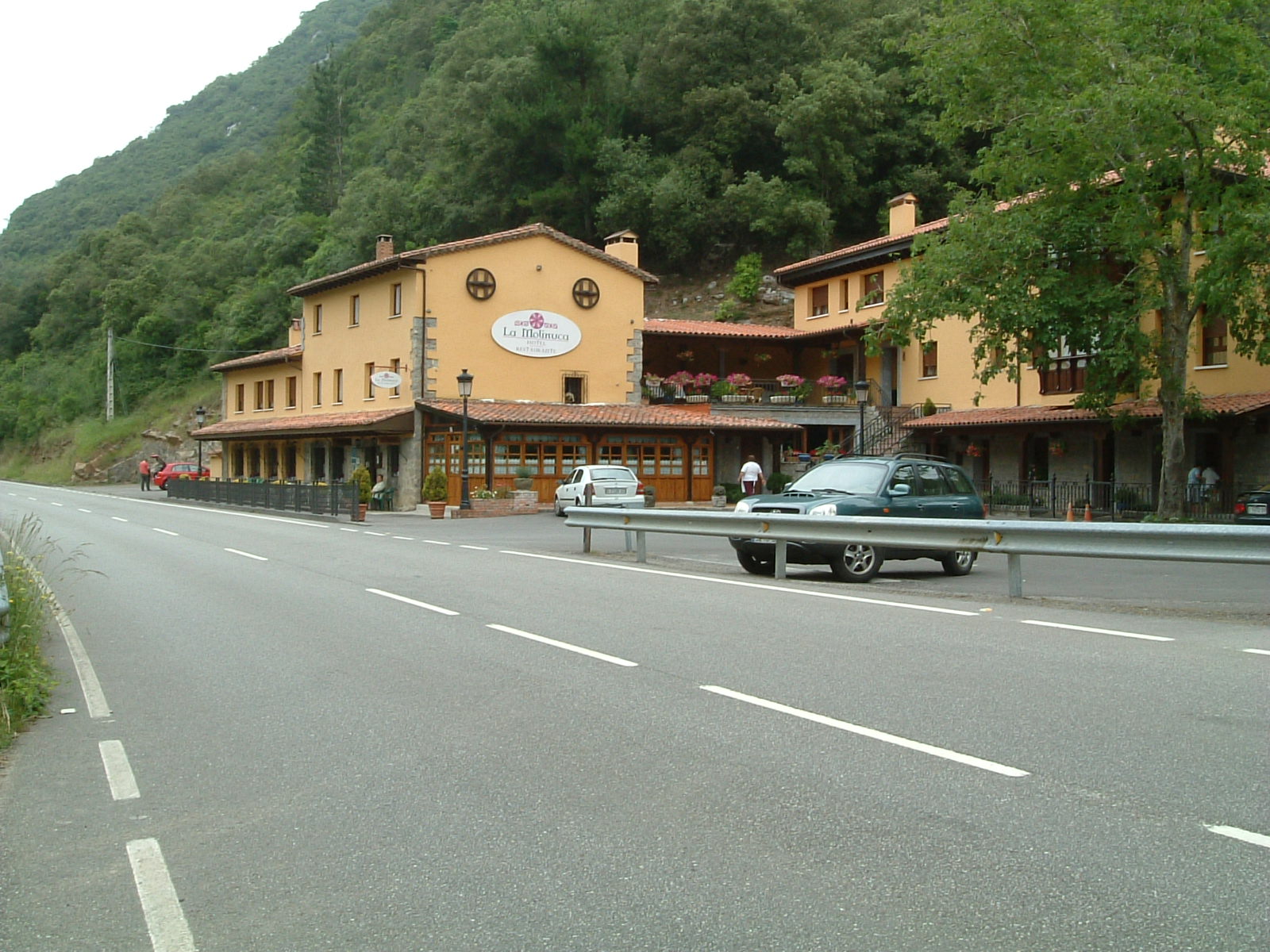 [casa+elias-la+molinuca-hostal.JPG]