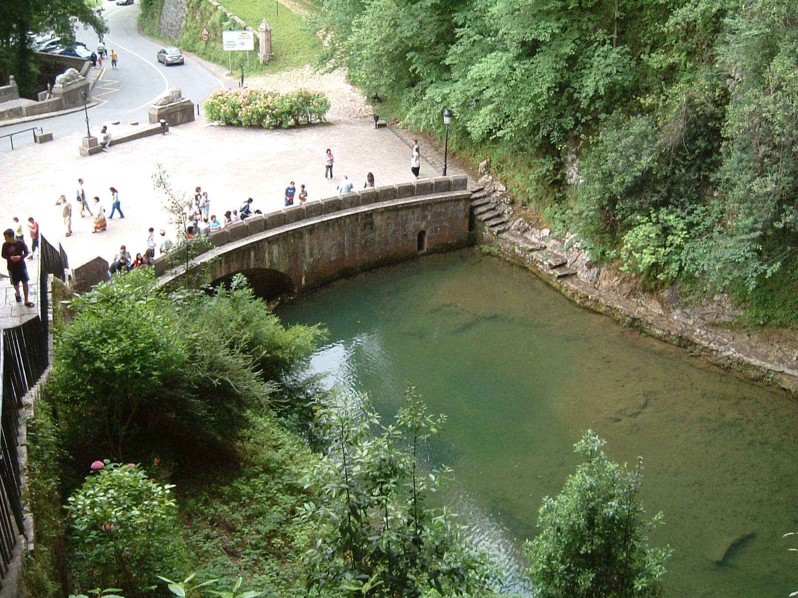 [18-estanque+de+los+deseos.JPG]