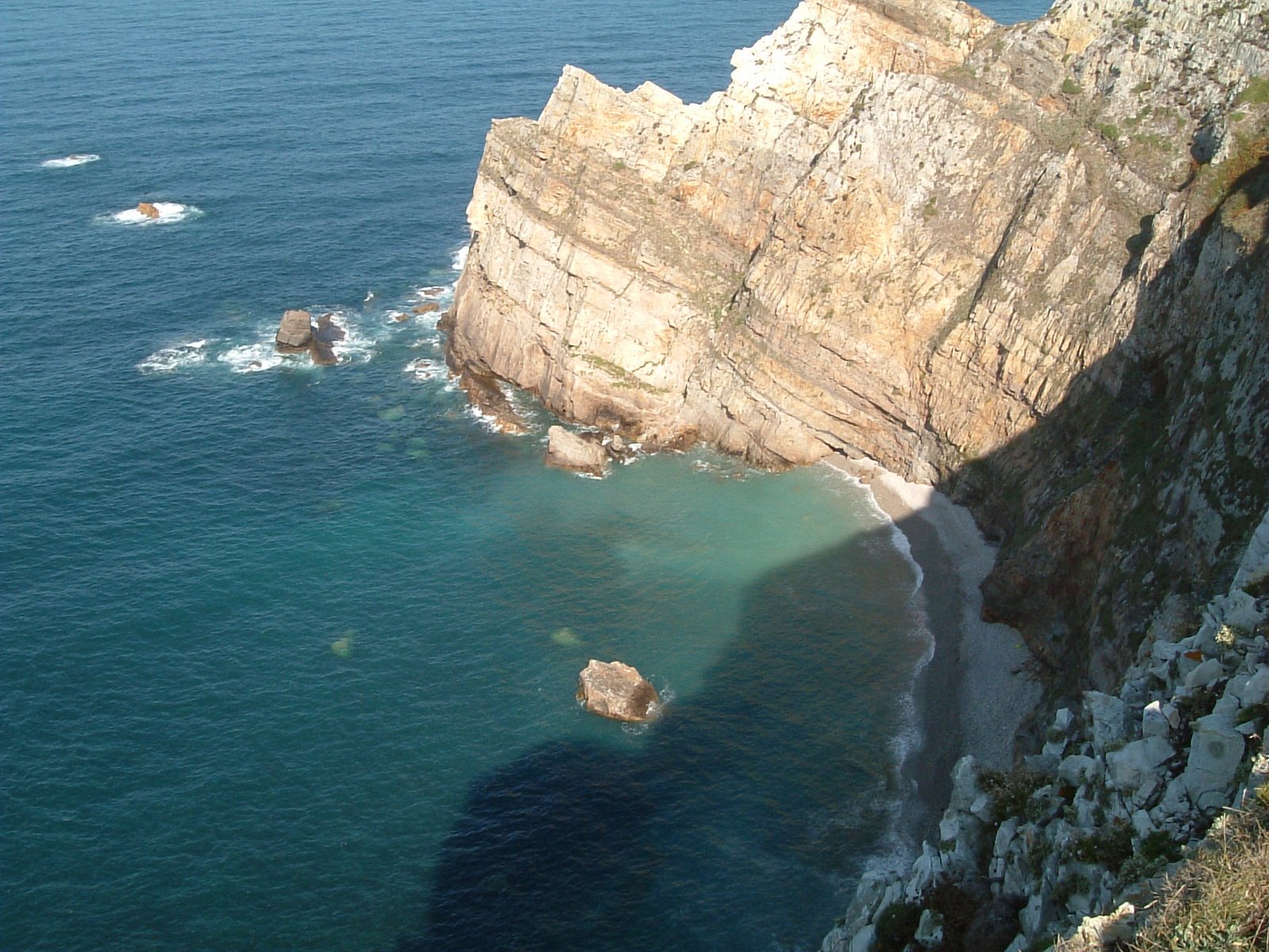 [cala+en+el+cabo+peñas.JPG]