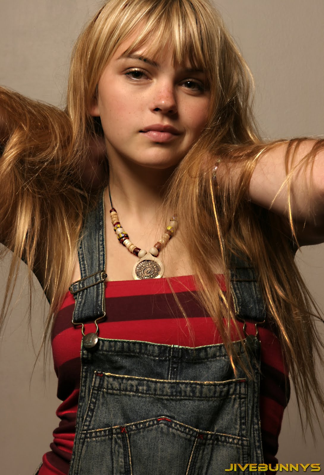 http://4.bp.blogspot.com/_MCy6UZ3NI5M/TTpXebXqpTI/AAAAAAABYQA/6LrxSW0NAOM/s1600/Aimee_Teegarden_Jivebunnys9800010.jpg