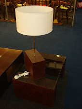 Mesa de living y lámpara